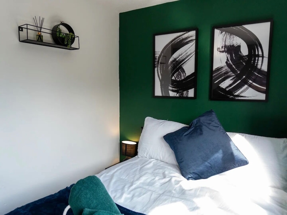 2-bed - Sleeps 4 - Pet Friendly & Free Parking