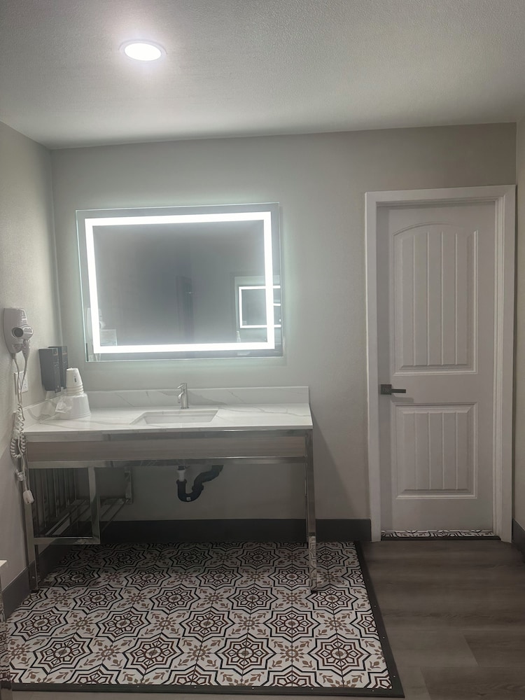 Super 8 by Wyndham Oceanside Downtown