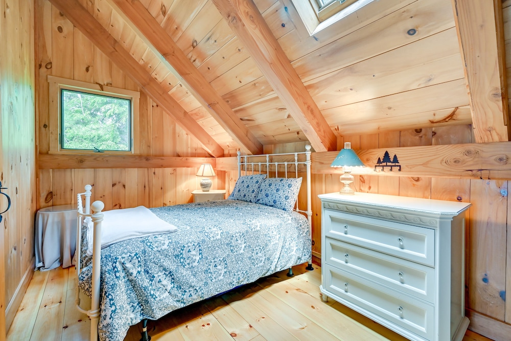 Lakefront Westhampton Cabin w/ Beach + Kayaks!