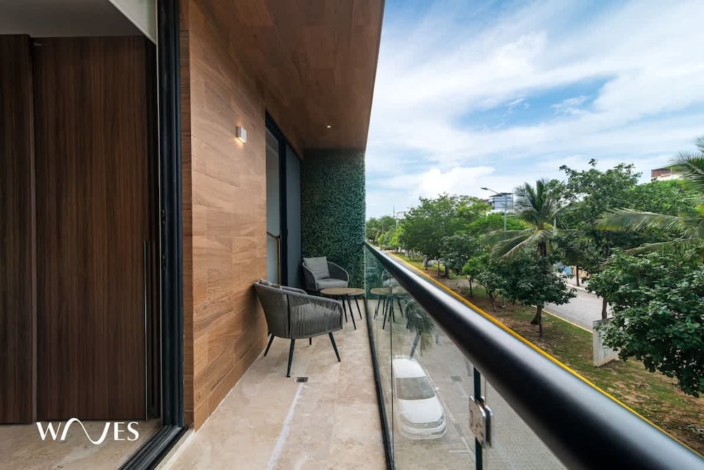 Luminous 1 Br Steps Away From the Beach