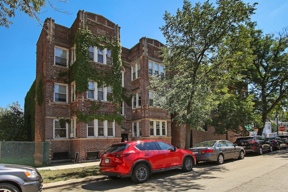 Charming 3BR Rogers Park Home in Newgard view 4