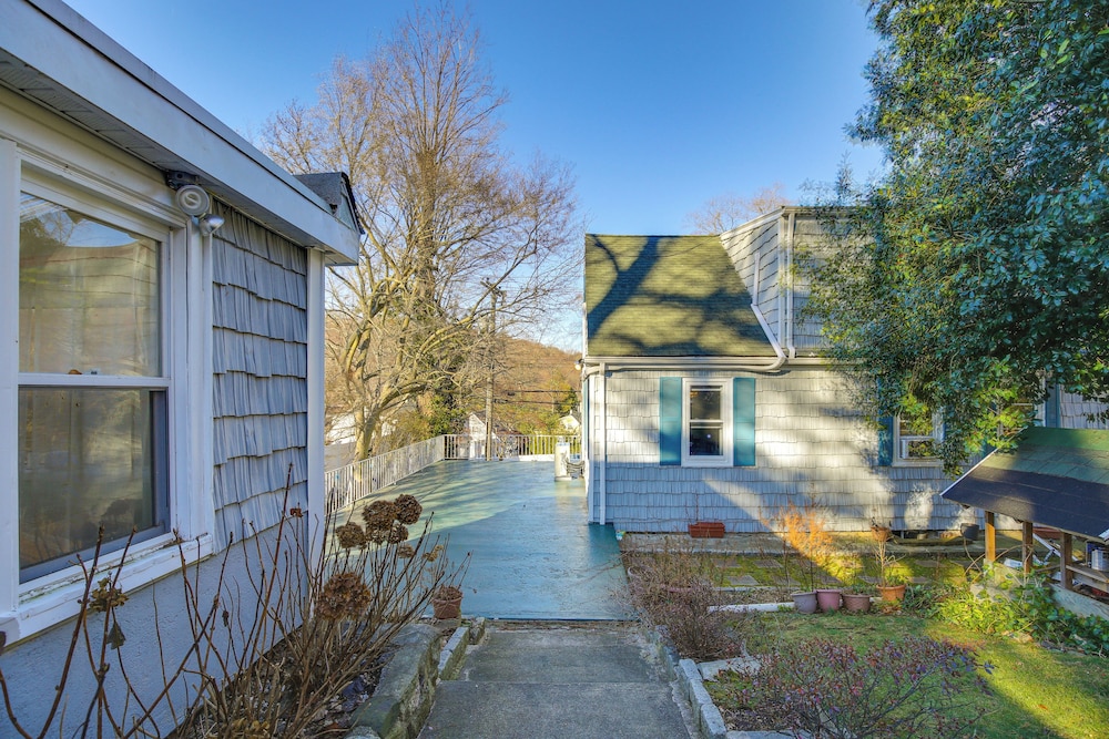 3 Mi to Downtown: Spacious White Plains Home