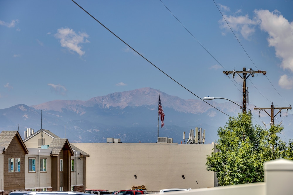 Game Room: Centrally Located Colorado Springs Gem view 4