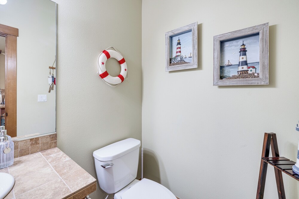 Walk to Lincoln City Beach: Townhome w/ Balconies!