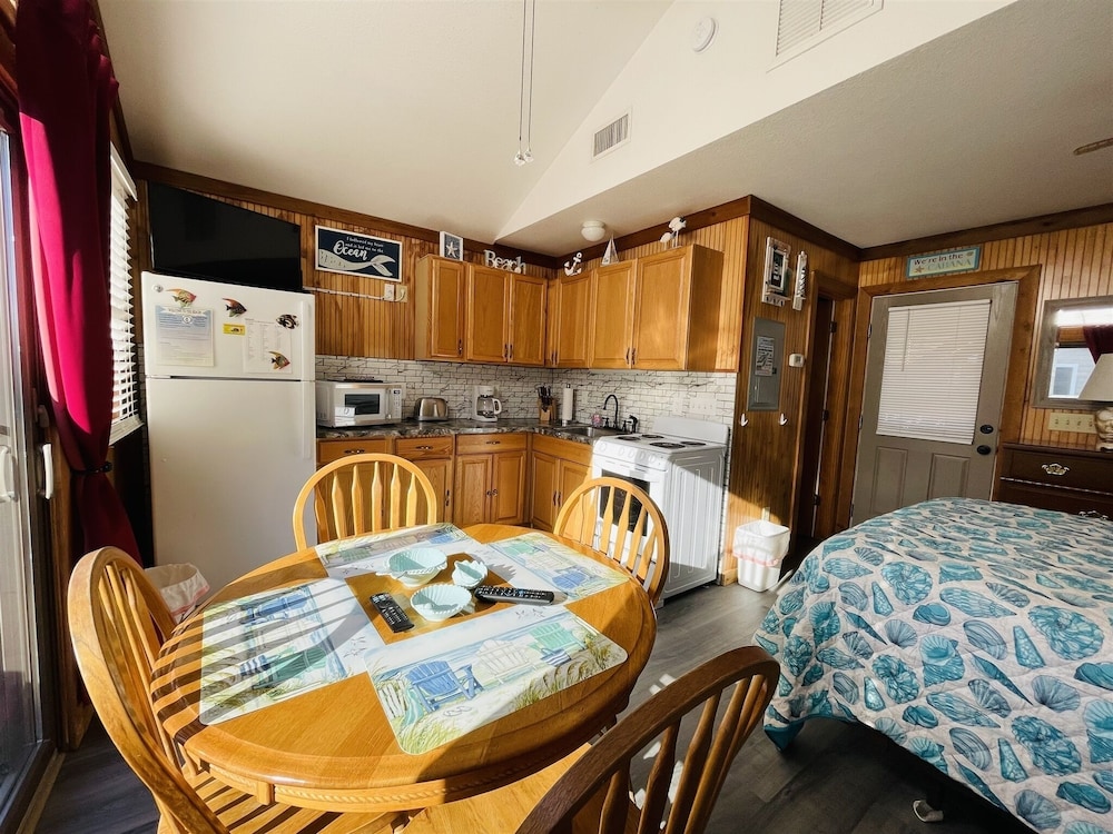 18 Foolish Endeavor Ii Studio Bedroom Condo by RedAwning
