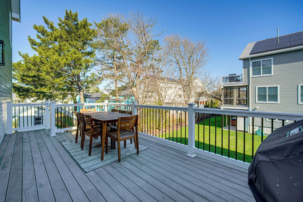 Close to Brigantine Beach: Home w/ 2 Decks