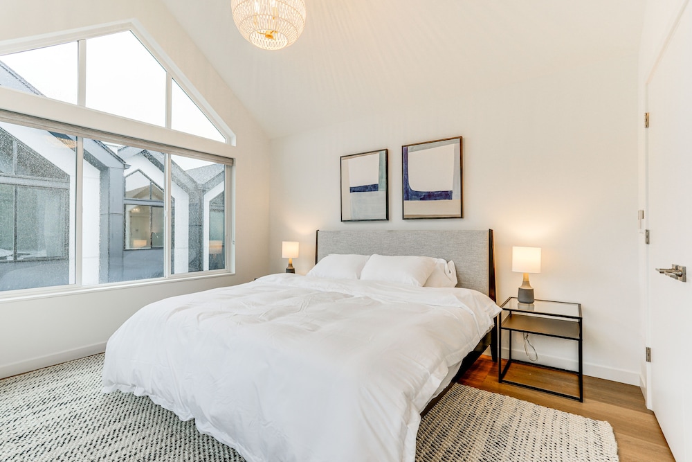 Modern Seattle Townhome: Walk to Light Rail! view 3