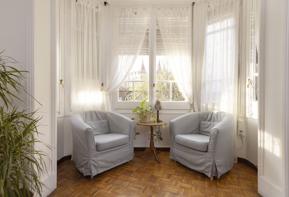 Ally's Guest House Barcelona B&B