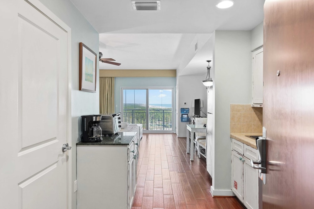 Miramar Beach Studio w/ Pool, Tennis & Walk to Beach Luau Eastern Sky