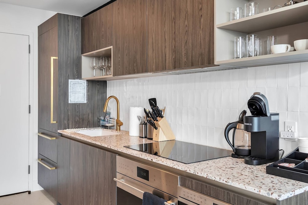 Penthouse 1BR Breathtaking City & Water Views