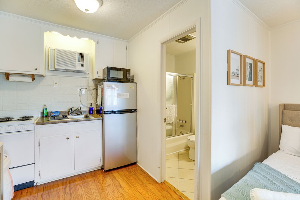 Walk to North Myrtle Beach: Studio w/ Pool Access!