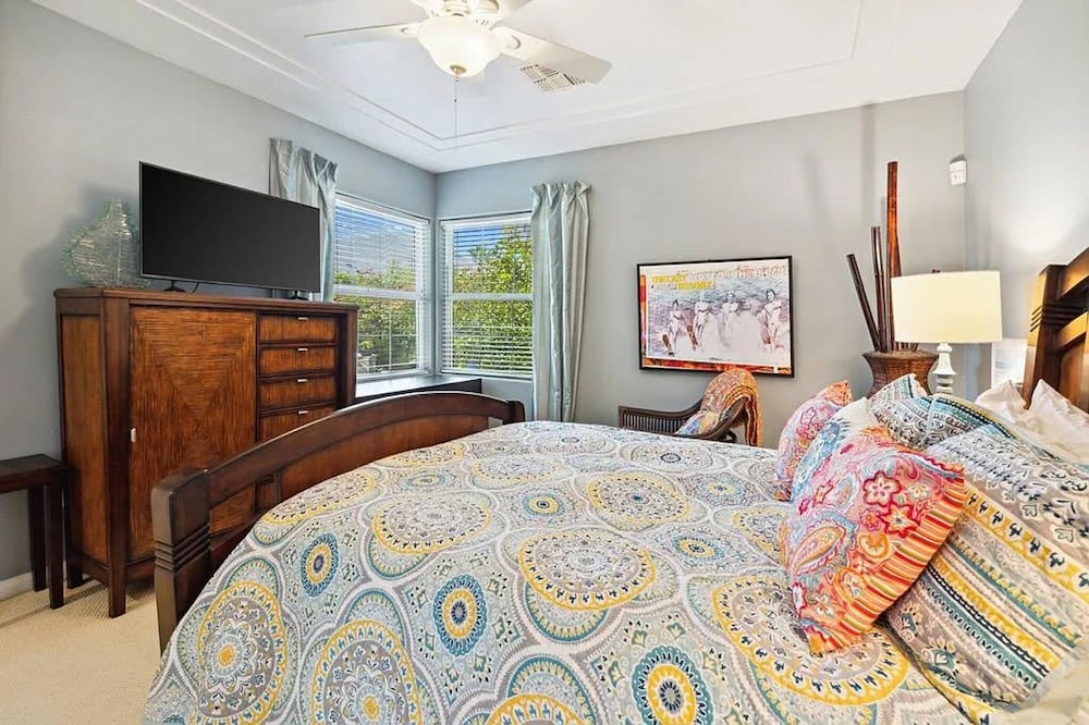 Stylish 2BR w Spa Patio