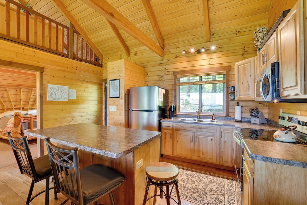 'pine Knob' Cabin w/ Snowy Bluff Views in Mindoro!