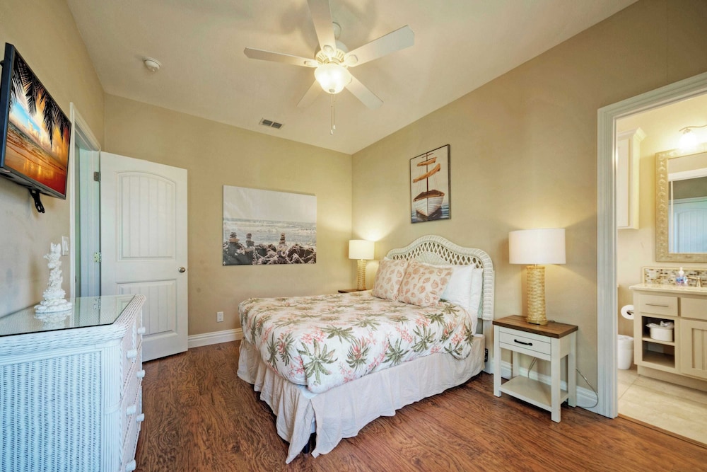 2 Homes in Las Palmeras by Avantstay Sleeps 18, Resort Pool + Private Patio Walk to Town, Golf Cart Zone
