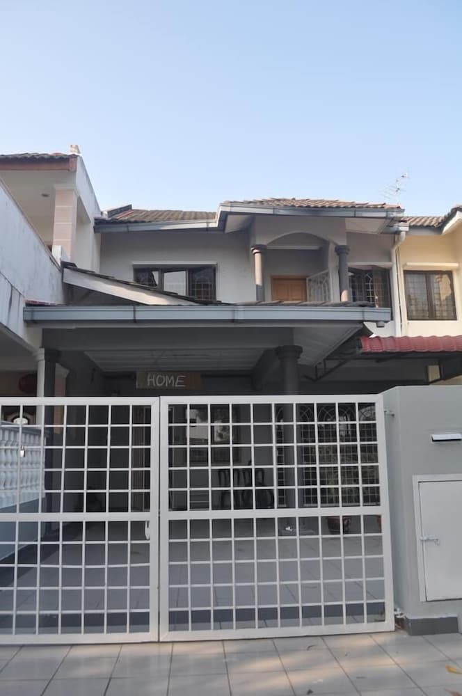 Home Guesthouse photo 1
