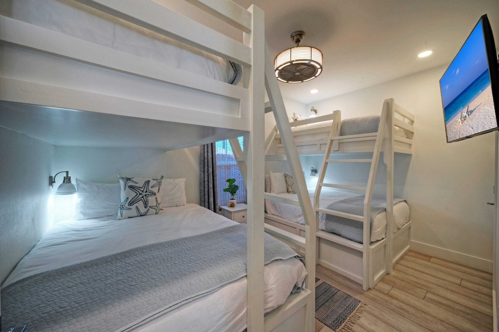 Luxury 4bdr Beach Retreat w/ Private Pool Walk to Dining + Shops Shore Thang