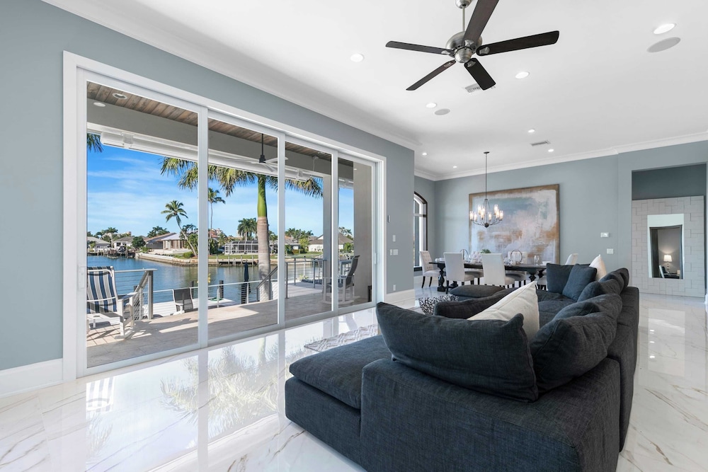 Marco Polo by Avantstay Waterfront 5bdr, Pool, Spa, Fire Pit, Walk to Beach