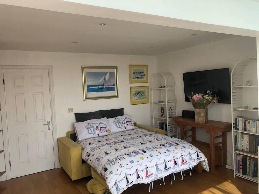 Beautiful 4-bed House in Walton on the Naze view 3
