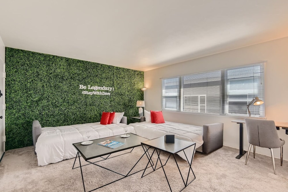 Walk to Beach - King Apt In 1 Area - AC