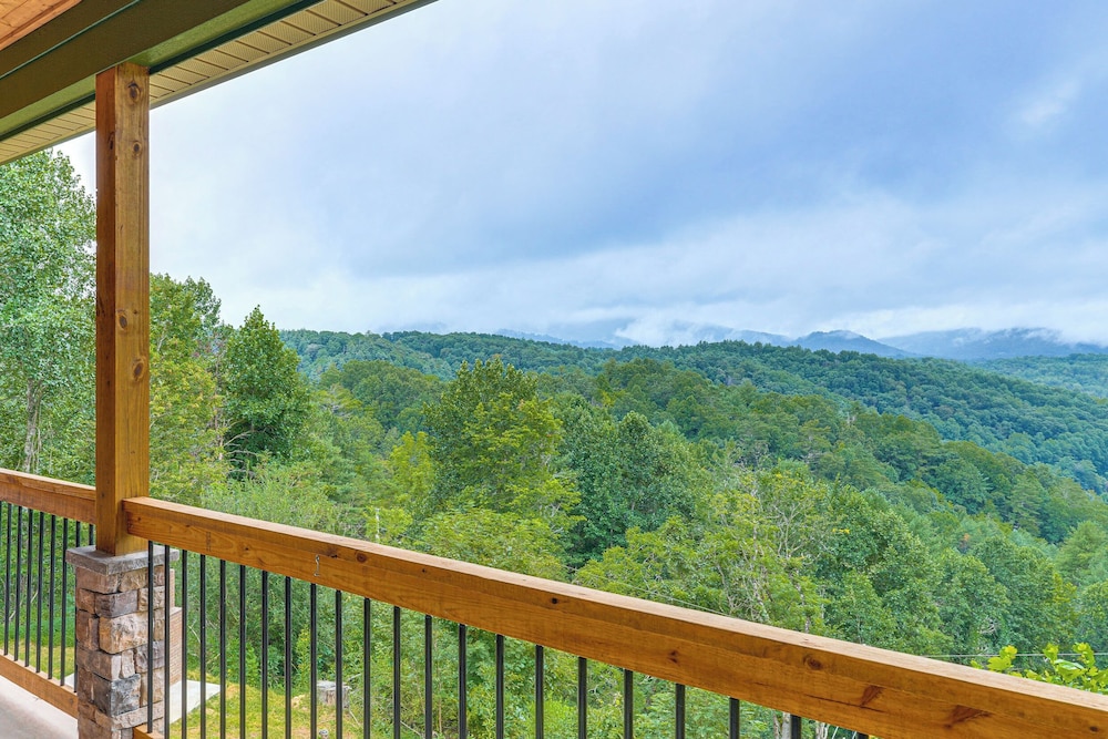 Long-range Views: Blue Ridge Mtn Cabin w/ 3 Decks
