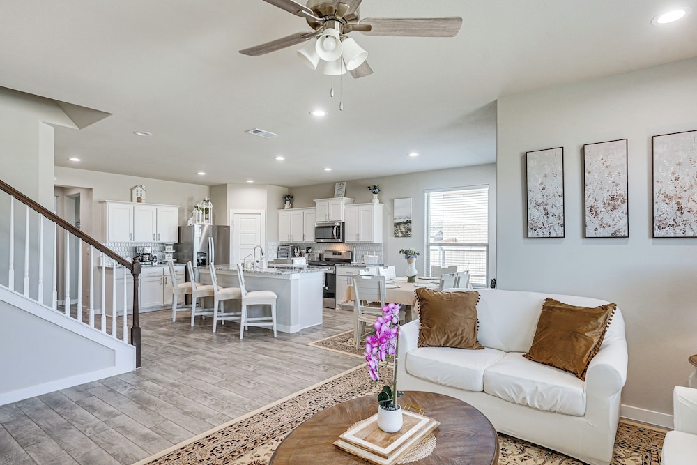 Spacious Family Home w/ Office in Midland-odessa!