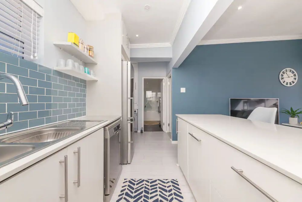 Stylish and Central 1 BD in Green Point view 5