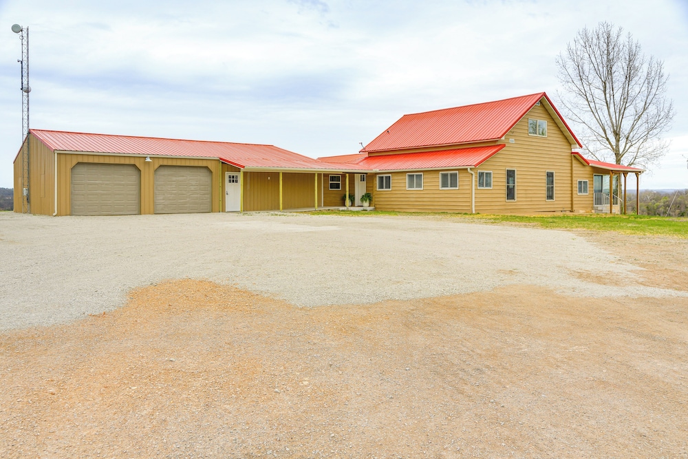 1 Mi to Table Rock Lake: Home w/ Furnished Patio!