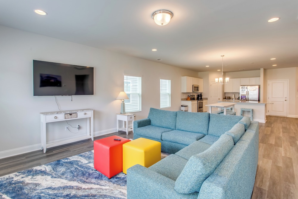 4 Mi to Ocean: Coastal Gem in North Carolina!