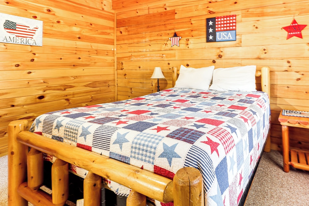 Cabin w/ Deck, Hot Tub & Douglas Lake Resort Perks