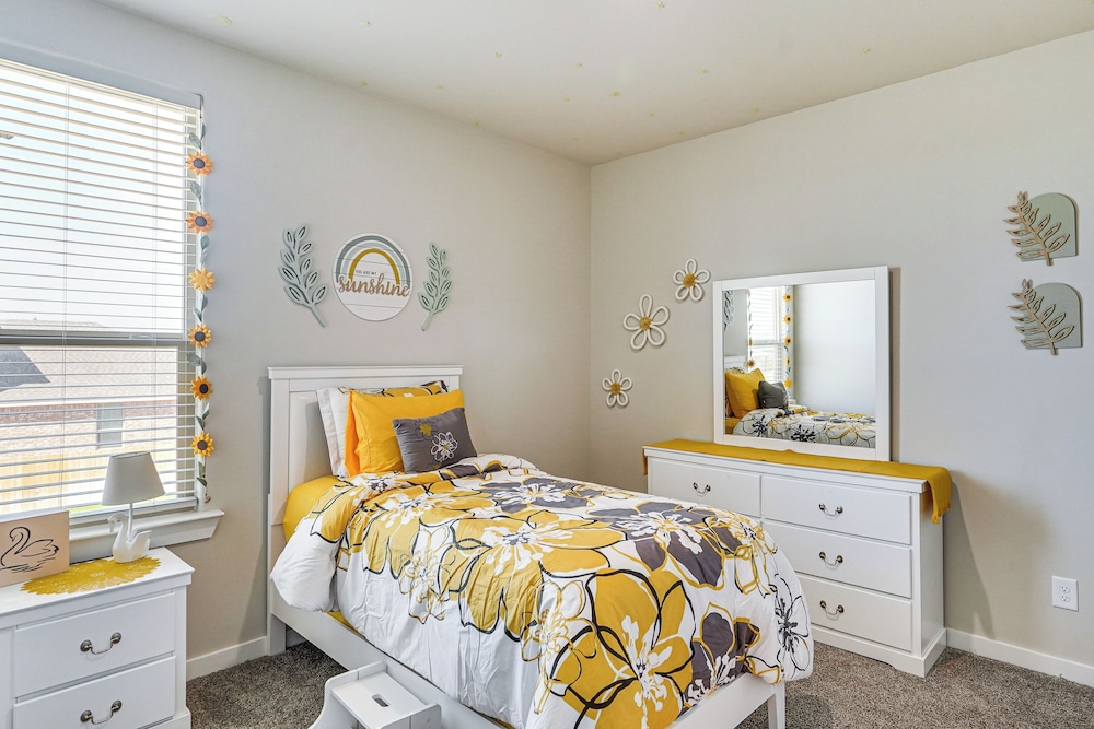 Spacious Family Home w/ Office in Midland-odessa!