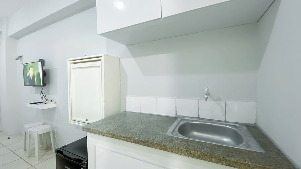Stunning and Comfy Studio at Green Bay Pluit Apartment