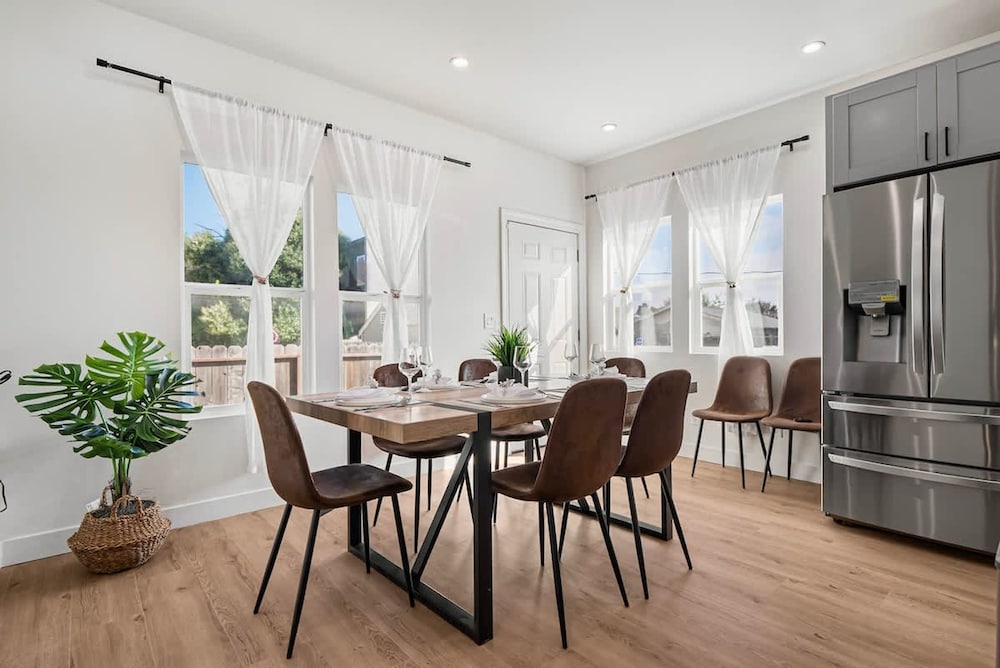 Massive 8BR Home in Hayward With AC Free Parking