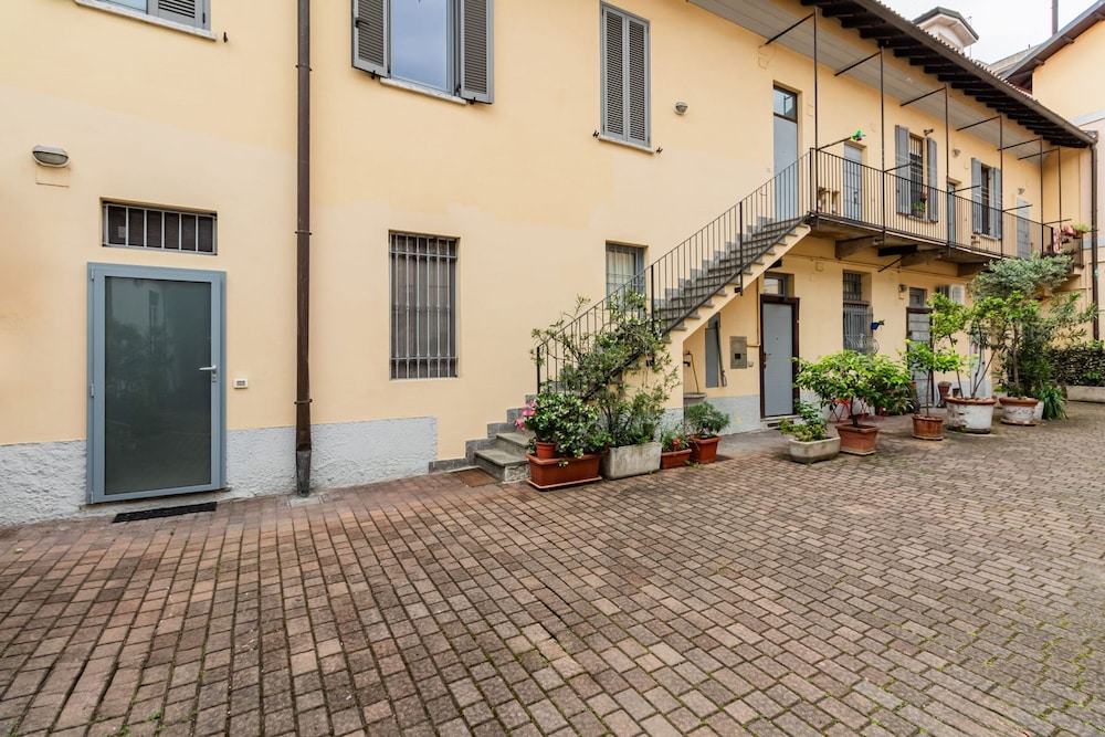 Moderno Loft nel Cortile di un Casale Storico