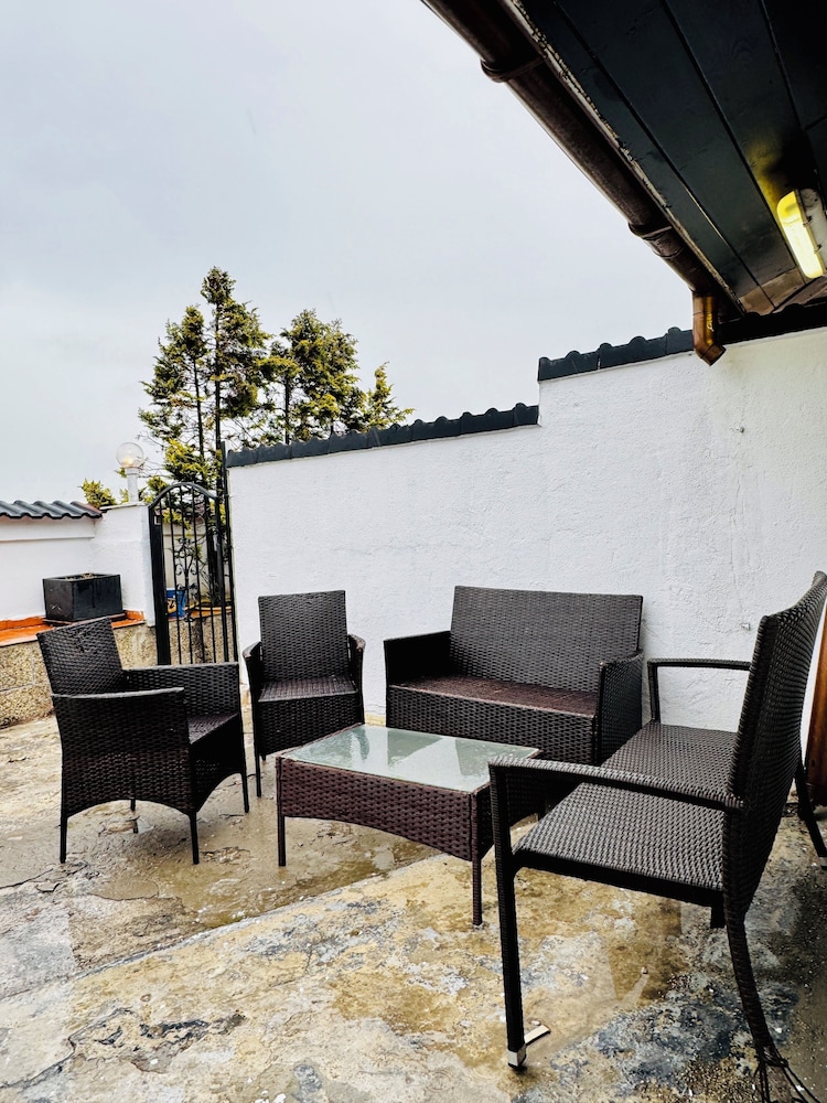 2BR Apt With Balcony Blumengärten