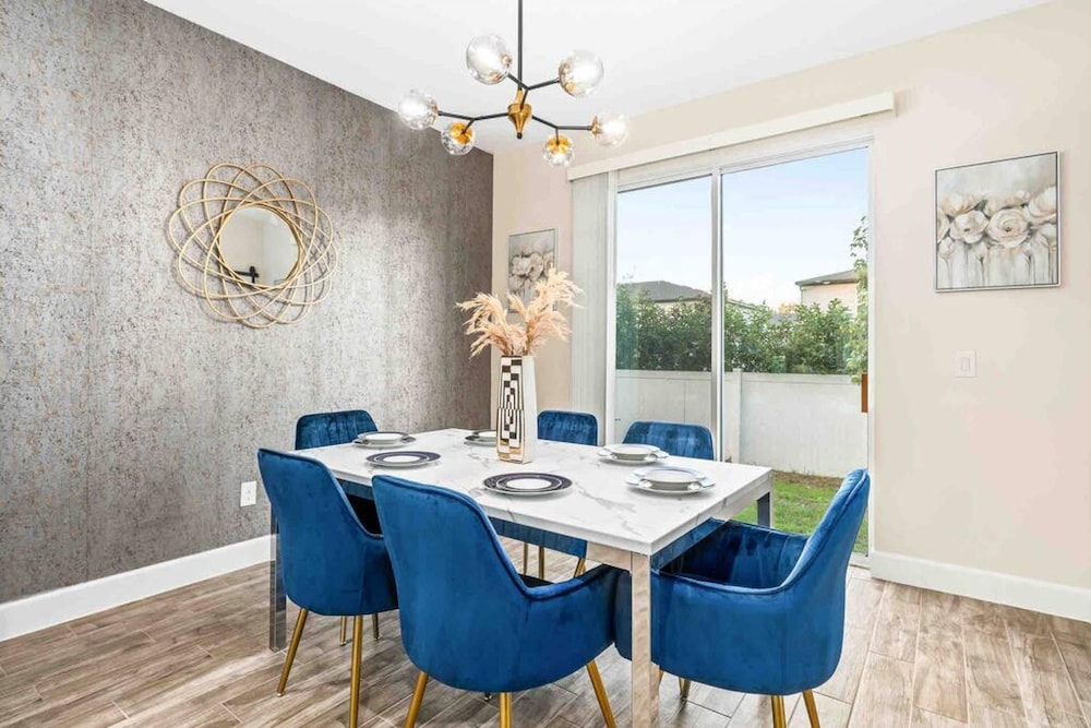 Super Epic- Sleeps 32 TWO Separate Townhomes