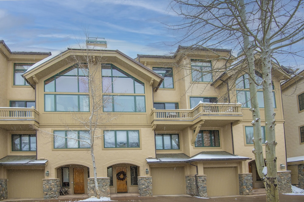 Ski In Ski Out Townhome in Rocky Mountain Access to Elkhorn Chairlift by RedAwning