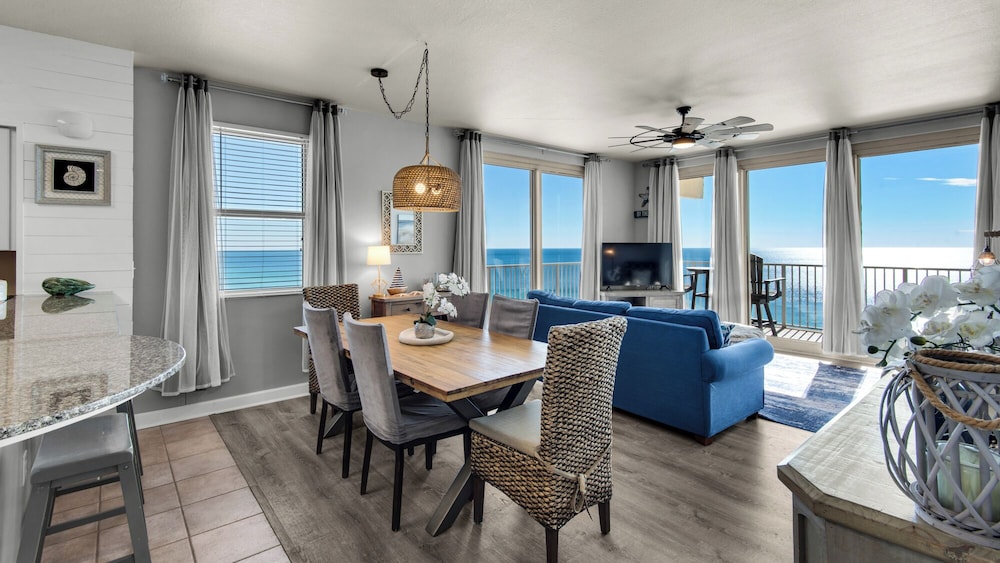 Beachfront Corner Unit w/ Wrap-around Balcony, Close to Attractions!
