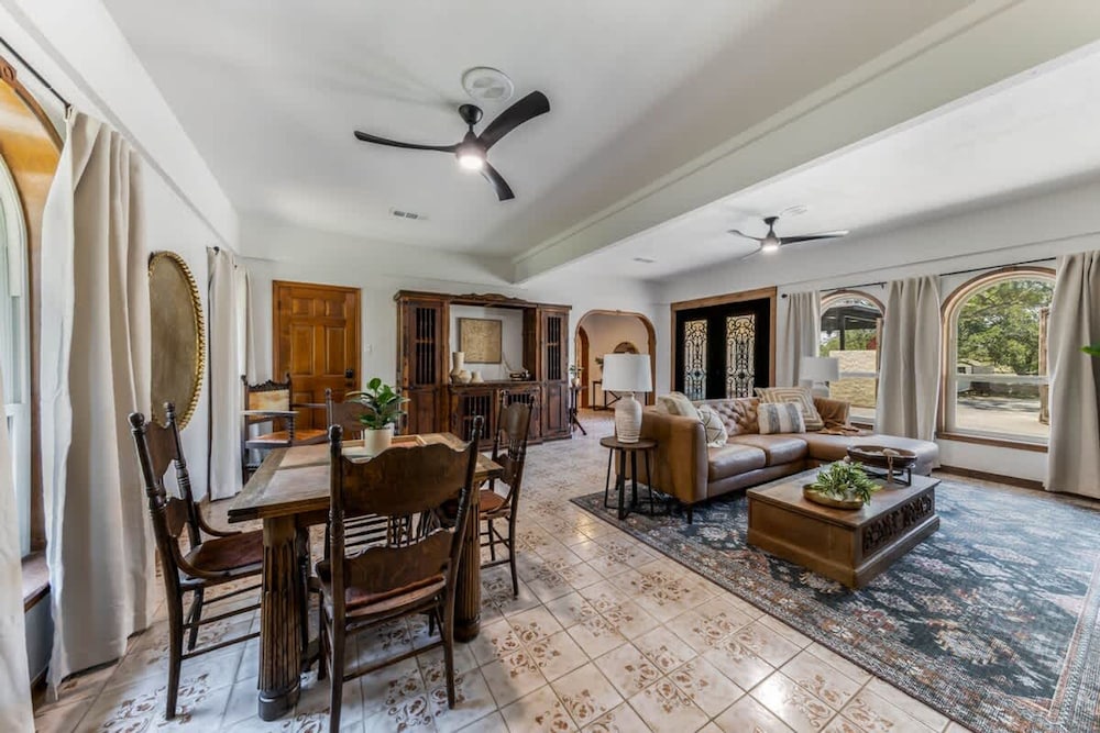 Spacious 90-acre Ranch Ideal for Families Reunions Events Sleeps 13 San Marcos River Access