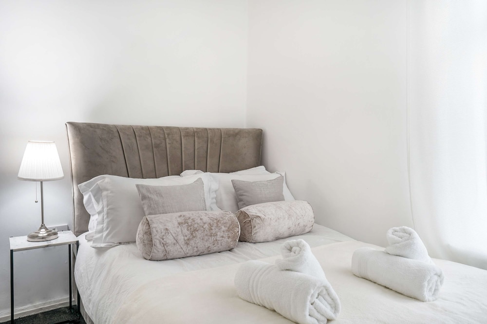 Comfy 3bed House-parking-garden