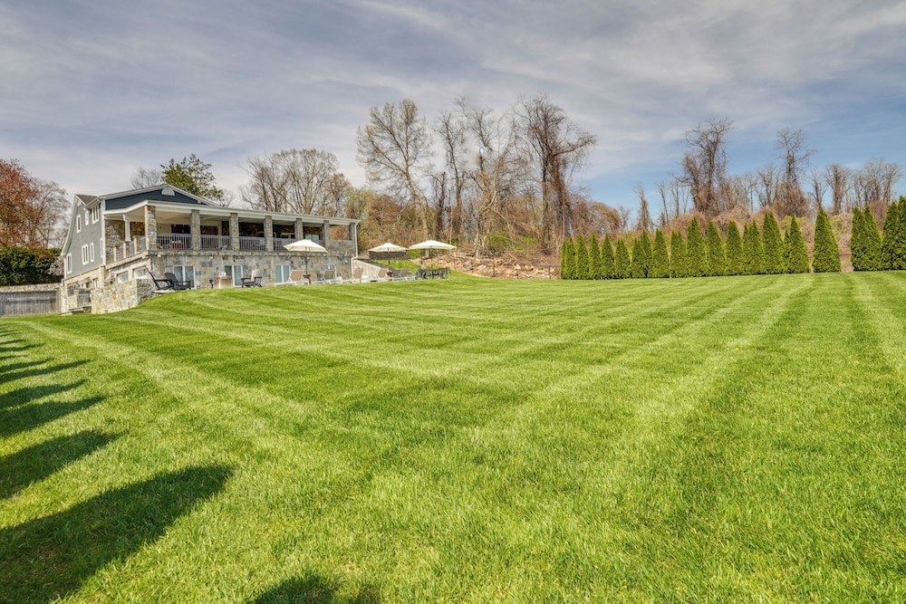 Outdoor Entertainment Areas: Spacious Katonah Gem!