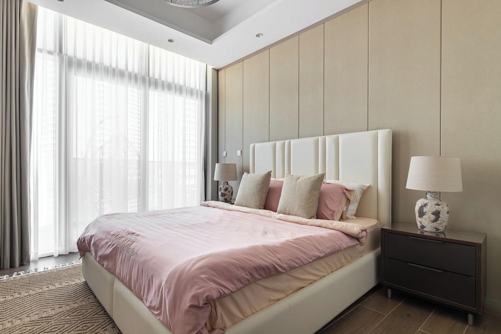 SIMPLY COMFORT Skyline Apts at Nobles Tower with Luxury Burj View