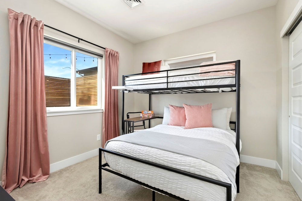 Rams Roost Rooftop Hot Tub, Patio & Family Fun