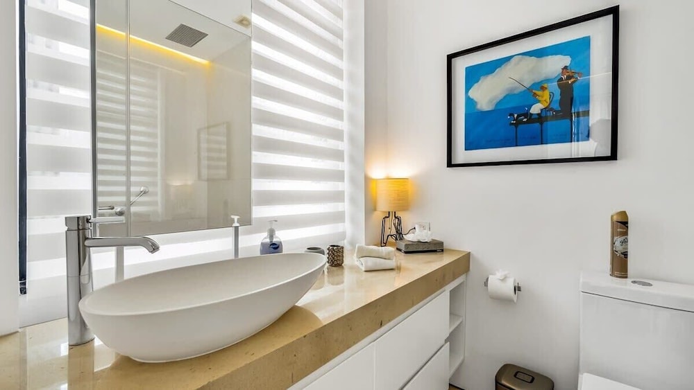 Stylish King-bed Unit - Pool - Ocean View - Gym