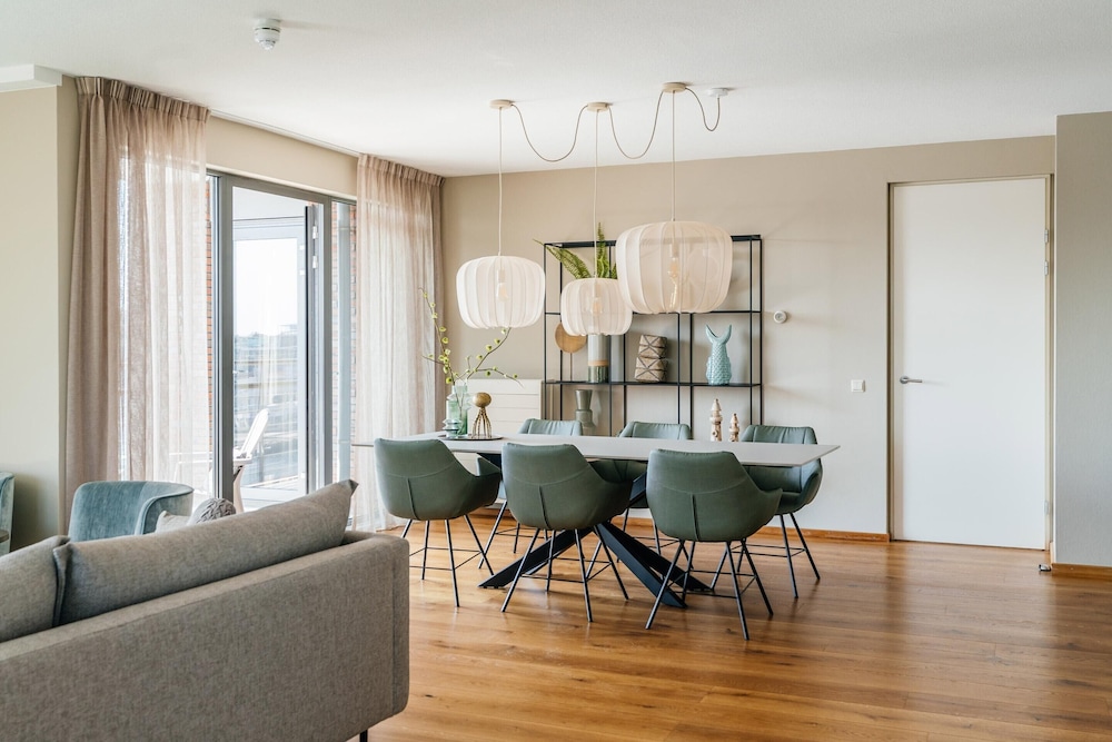 Harbor Breeze: Modern Stay