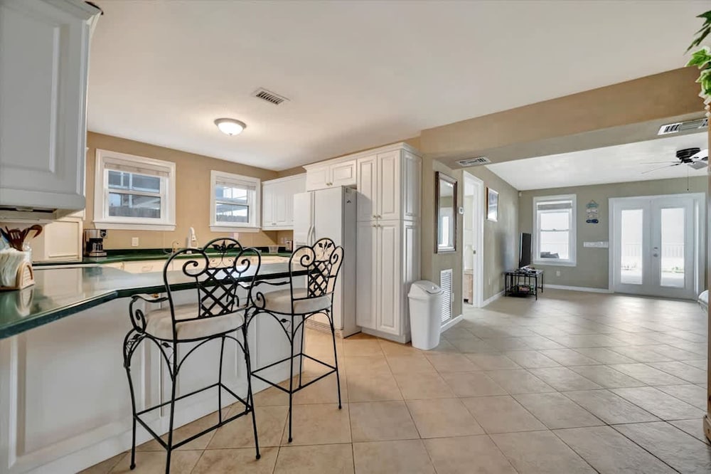 Stones Throw Beachfront Family Suite 3 Views