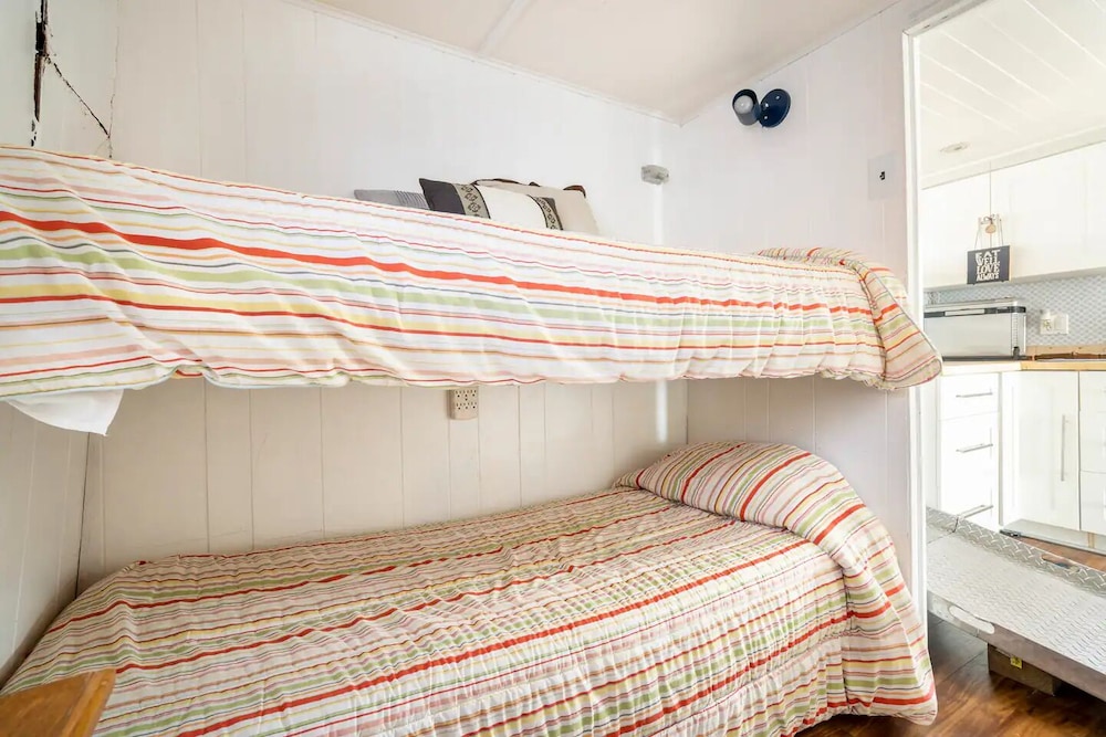62' Yacht M/v Possibilities On Wide Private Canal 3 Bedroom Houseboat