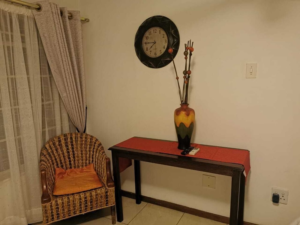 Room-charming Tshwane B&B With Secure En