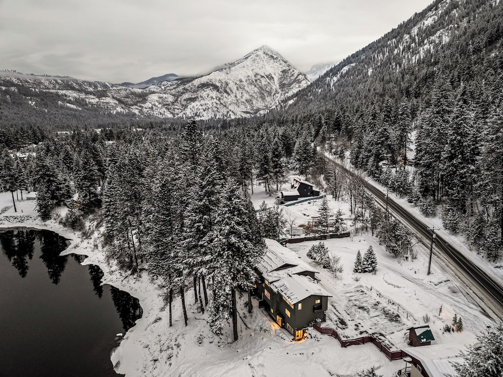 All Seasons River Inn