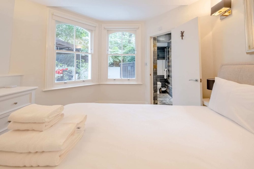 Gorgeous 2BD Flat With Patio - South Kensington!