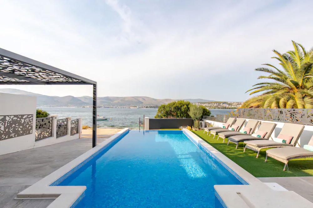 Villa Palace Al Nera Luxurius at sea With 2 Swimming Pools Saunas